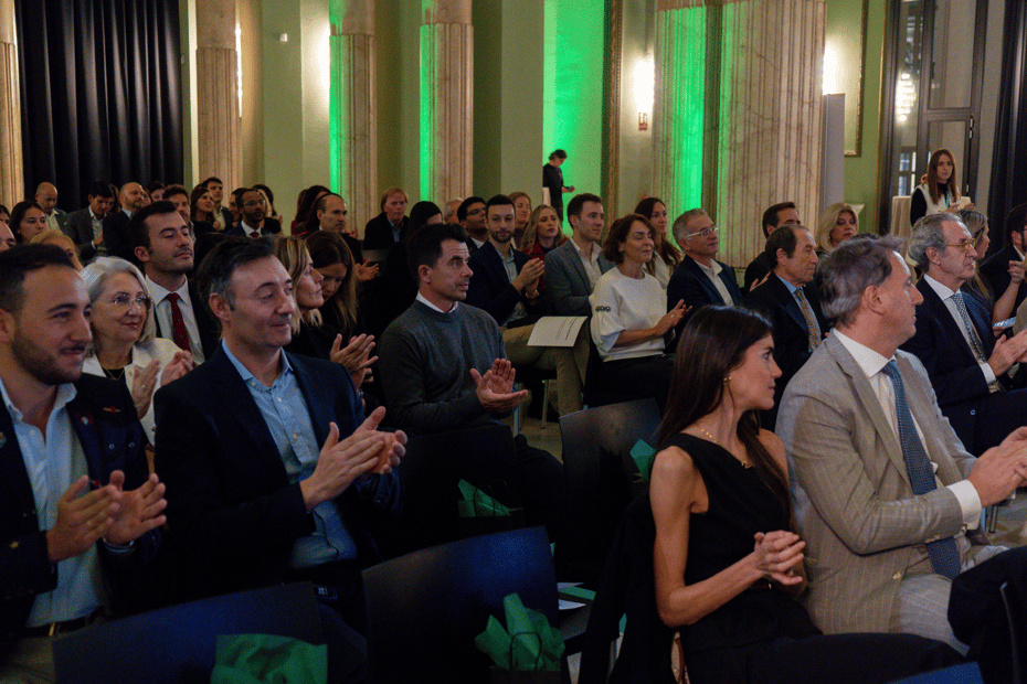 asistentes a los doctoralia awards aplaudiendo animadamente