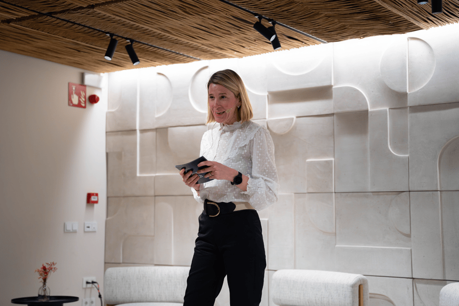 sofia fournier gynaikos exponiendo